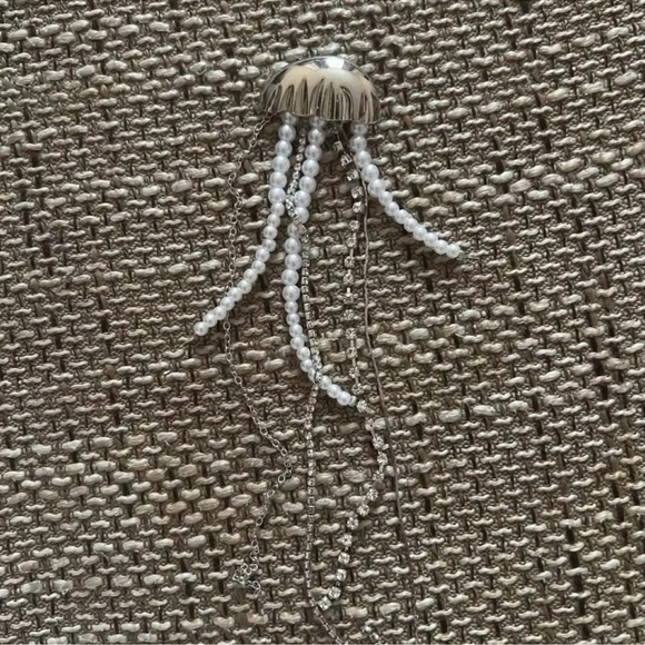 Jellyfish Pearl Crystal Brooch - Picture 8 of 11